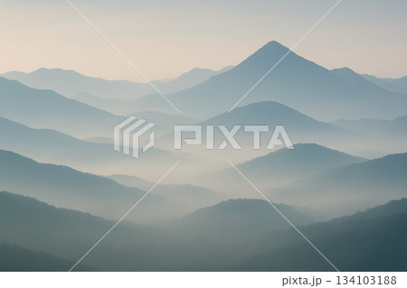 峠から見る朝もやに霞む山並み 峠から見る朝もやに霞む山並み 134103188