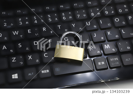 南京錠とキーボード パスワードのイメージ 南京錠とキーボード パスワードのイメージ 134103239