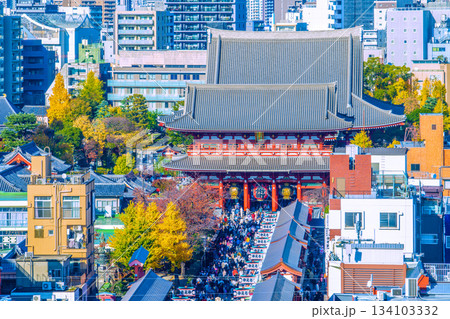 日本の東京都市景観 師走。浅草寺・宝蔵門。インバウンド続く…まるで異国…外国人観光客らで賑わう 134103332