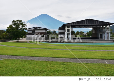 山梨県 山中湖交流プラザきららのシアターひびきと富士山 山梨県 山中湖交流プラザきららのシアターひびきと富士山 134103598