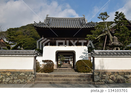 京都　曹洞宗最初の寺院　興聖寺の門 134103701
