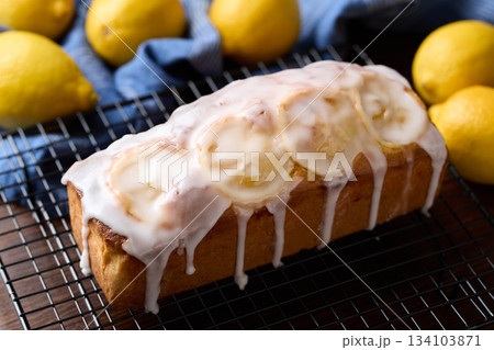 自家製のレモンパウンドケーキ 134103871