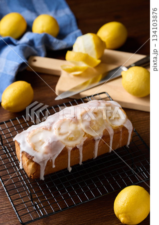 自家製のレモンパウンドケーキ 自家製のレモンパウンドケーキ 134103876