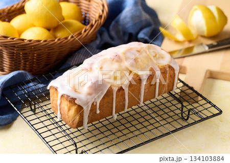 自家製のレモンパウンドケーキ 134103884