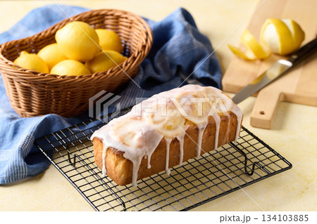 自家製のレモンパウンドケーキ 自家製のレモンパウンドケーキ 134103885