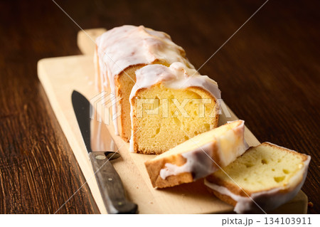 自家製のレモンパウンドケーキ 134103911