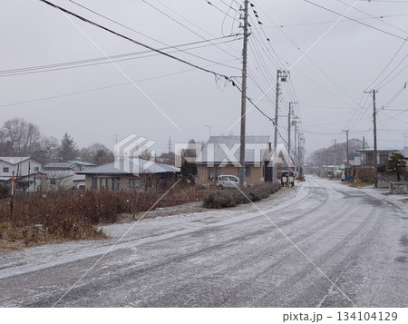 舗装された道幅の狭い道路（冬） 134104129