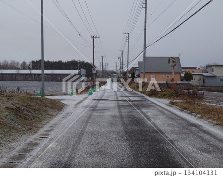 舗装された道幅の狭い道路(冬) 舗装された道幅の狭い道路(冬) 134104131