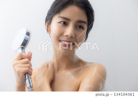 バスルームの女性　　 134104361