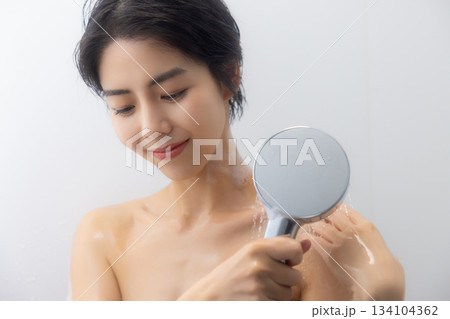バスルームの女性　　 134104362