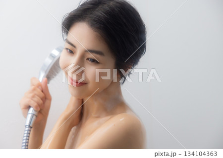 バスルームの女性　　 134104363