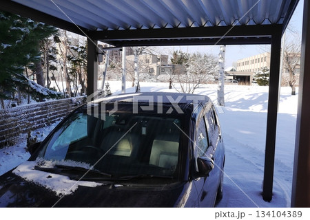 カーポートに停めた車 134104389