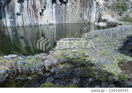 玄武岩の柱状節理を間近に見られる、京都府福知山市の「やくの玄武岩公園」:遊歩道から眺めた景観 玄武岩の柱状節理を間近に見られる、京都府福知山市の「やくの玄武岩公園」:遊歩道から眺めた景観 134104541
