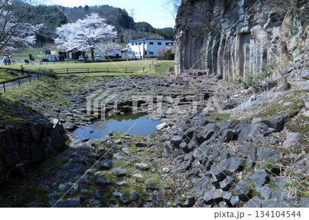 玄武岩の柱状節理を間近に見られる、京都府福知山市の「やくの玄武岩公園」:公園内東屋からの眺め 玄武岩の柱状節理を間近に見られる、京都府福知山市の「やくの玄武岩公園」:公園内東屋からの眺め 134104544