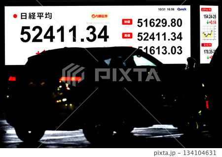 日本の東京都市景観初5万2000円突破・5万2411円34銭株価/終値。TOPIXも最高値更新 日本の東京都市景観初5万2000円突破・5万2411円34銭株価/終値。TOPIXも最高値更新 134104631