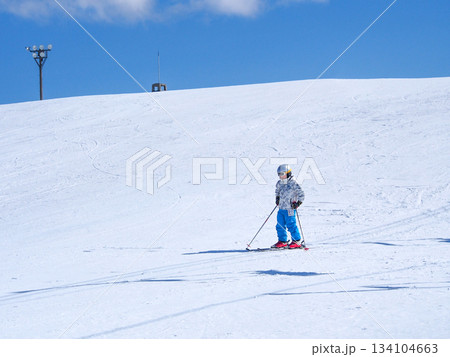 スキー場の初級コースで滑る子供 134104663