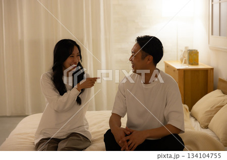 寝室で会話する夫婦 寝室で会話する夫婦 134104755