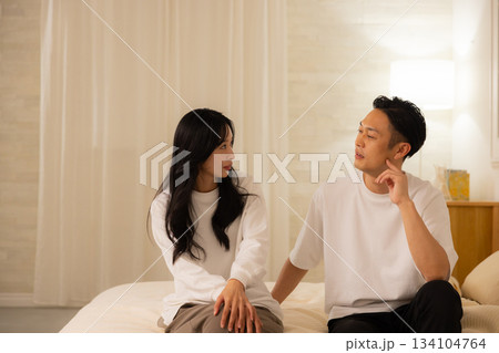 寝室で会話する夫婦 寝室で会話する夫婦 134104764