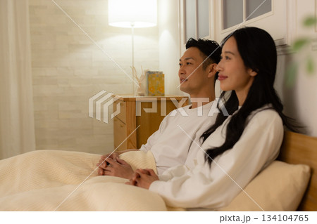 寝室で会話する夫婦 134104765