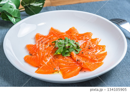 サーモンのカルパッチョ 134105905