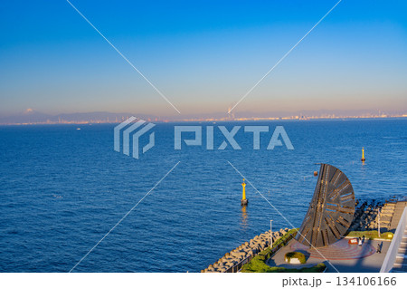 東京湾アクアライン・「海ほたる」の巨大モニュメント 134106166