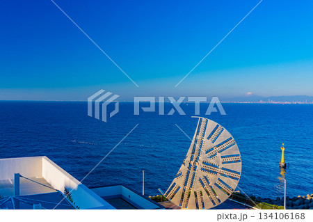 東京湾アクアライン・「海ほたる」の巨大モニュメント 134106168