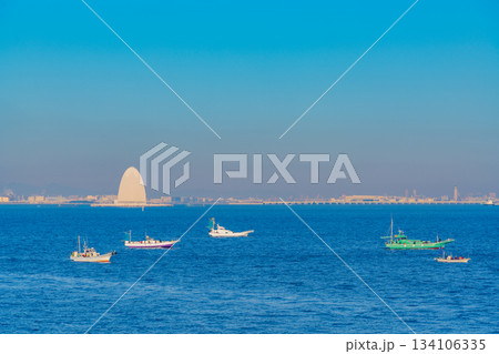 東京湾アクアライン・「海ほたる」付近で釣りをする船 134106335