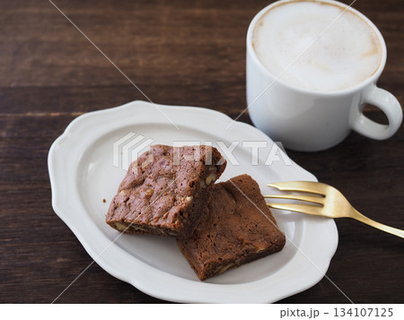 手作りのブラウニーとホットコーヒー 134107125