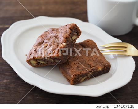 手作りのブラウニーとホットコーヒー 134107129