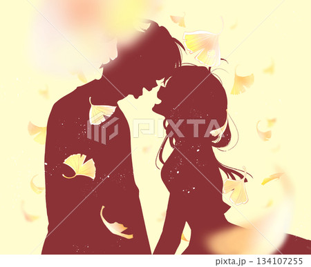 向かい合って笑い合う男女　秋　イチョウ　シルエット 134107255