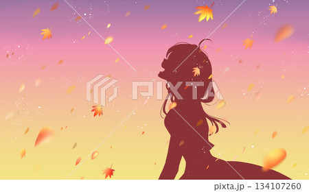 笑顔の女性 横側 秋 紅葉 シルエット 夕暮れ 笑顔の女性 横側 秋 紅葉 シルエット 夕暮れ 134107260