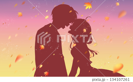 向かい合って笑い合う男女　秋　紅葉　シルエット　夕暮れ 134107261