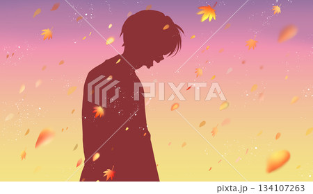 笑顔の男性　横側　秋　紅葉　シルエット　夕暮れ 134107263