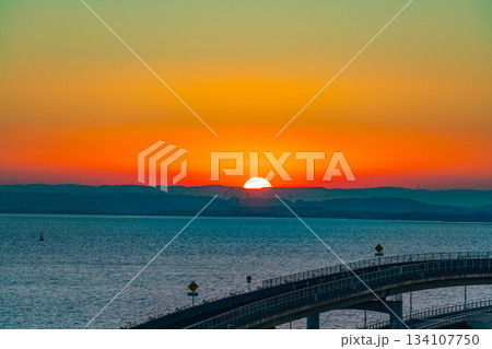 （千葉県）東京湾アクアライン・海ほたるPAから眺める木更津方面　日の出 134107750