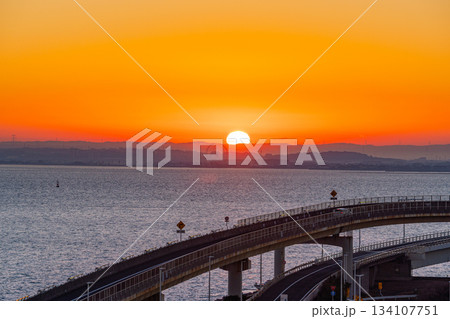 （千葉県）東京湾アクアライン・海ほたるPAから眺める木更津方面　日の出 134107751