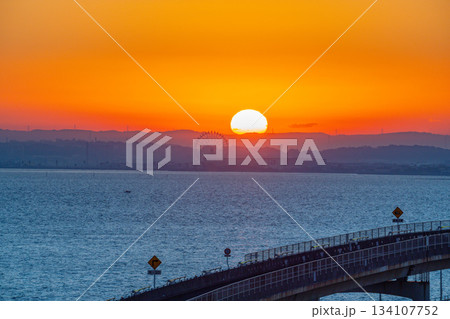 （千葉県）東京湾アクアライン・海ほたるPAから眺める木更津方面　日の出 134107752