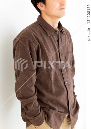カジュアル姿のミドル男性 134108126