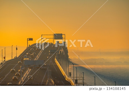 (千葉県)東京湾アクアライン・海ほたるPAから見る木更津方面超望遠の眺め (千葉県)東京湾アクアライン・海ほたるPAから見る木更津方面超望遠の眺め 134108145
