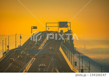 （千葉県）東京湾アクアライン・海ほたるPAから見る木更津方面超望遠の眺め 134108147