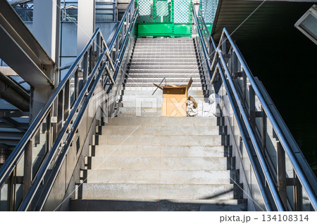 公共施設の階段　タイルの張り替え工事 134108314