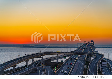 （千葉県）東京湾アクアライン・海ほたるPAから眺める木更津方面　夜明け 134108326