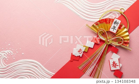 ピンクの背景に配置された正月飾り（可愛い和風デザイン・新年） 134108348