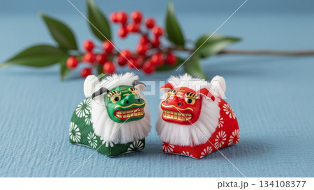 鏡餅と獅子舞が飾られた正月の縁起物セット（青背景） 134108377
