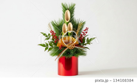 白背景に置かれた門松の正月飾り（縁起物・迎春） 134108384