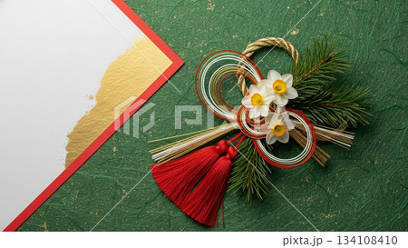 松の緑と水引飾りが美しい和風の正月置き飾り 134108410