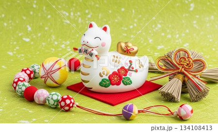 鏡餅とうさぎの飾りが並ぶ優しい色合いの正月オブジェ 134108413