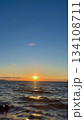 海に沈む綺麗な夕日 134108711