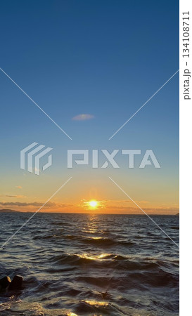 海に沈む綺麗な夕日 134108711