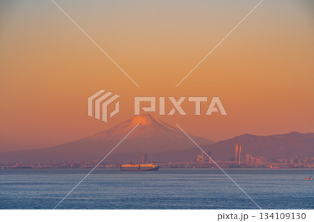 【千葉県】東京湾アクアライン・海ほたるPAから見る、東京湾海上を行き交う船 134109130