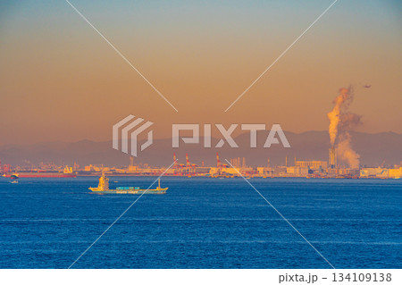 【千葉県】東京湾アクアライン・海ほたるPAから見る、東京湾海上を行き交う船 134109138